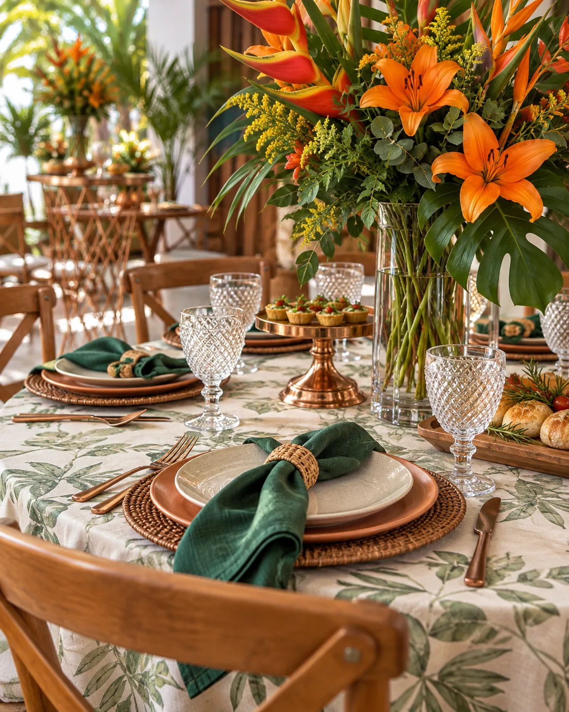 Mesa tropical com arranjo de flores laranja, guardanapos verdes e louça de palha